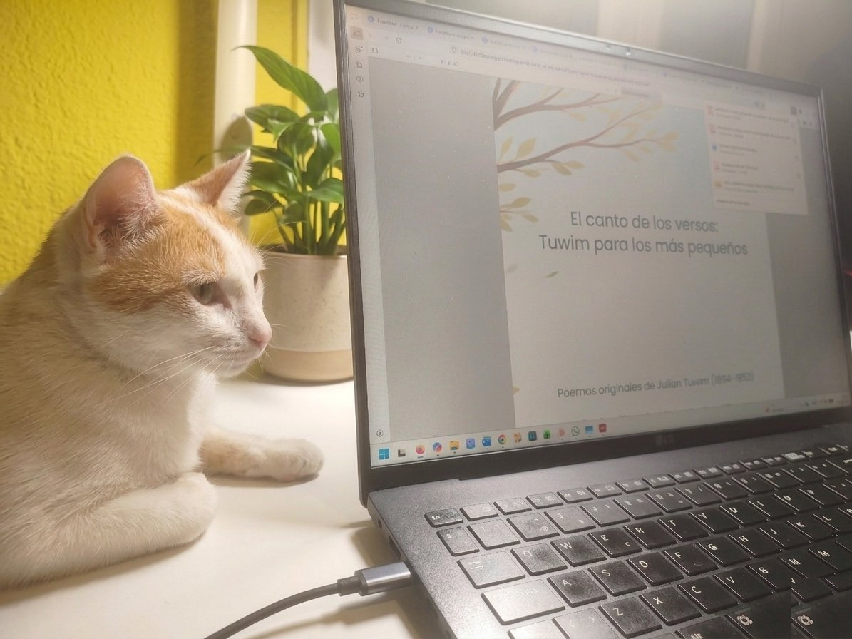 Simón revisando el manuscrito de Tuwim